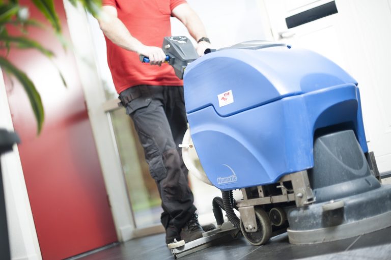 vloeren grondig reinigen